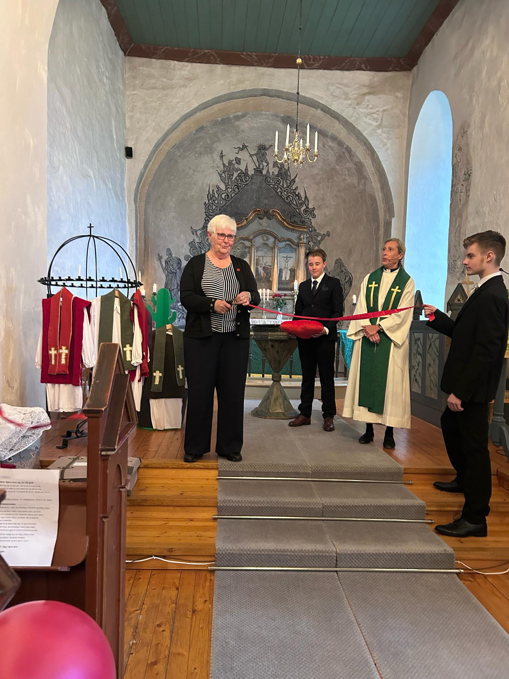 I kveld var det offisiell åpning av Barnekroken i Efteløt Kirke. Alette fikk æren av å klippe snoren, som har bidratt stort inn i prosjektet ❤️
Dette ble en hyggelig kveld for både store og små
#sandsvær
